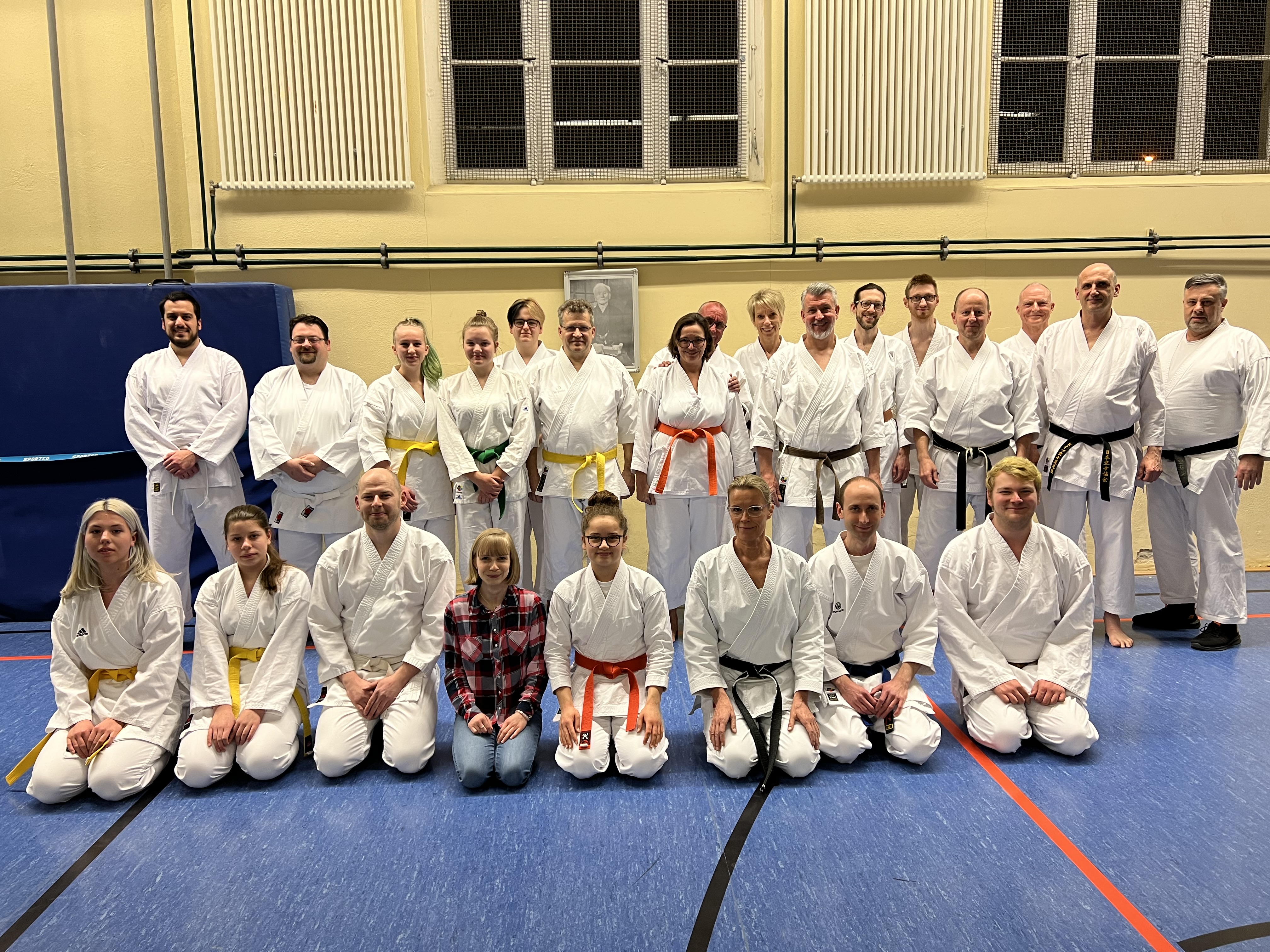 Foto-2_Shotokan-Ennepetal-e.V.---Gasttraining-Dr.-Petra-Schmidt.jpg